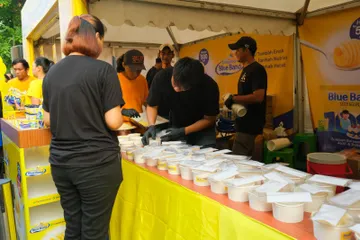 Blueband berbagi 10.000 sarapan gratis.