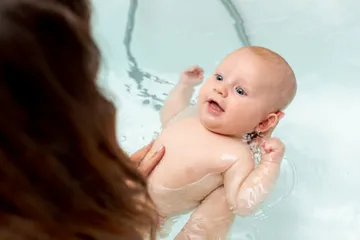 Durasi memandikan bayi menurut dokter.