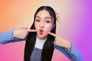 Rekomendasi acne patch yang bikin percaya diri seperti Eca Aura