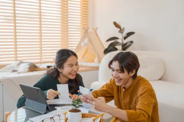 Perbedaan cara menabung laki-laki dan perempuan.