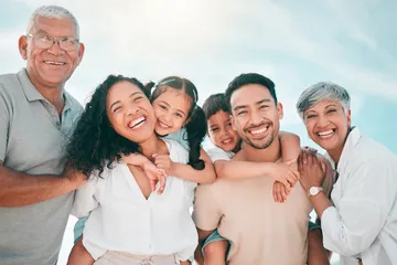 Ajak anak dan kakek-nenek, begini tips merencanakan liburan akhir tahun bersama keluarga antar generasi.