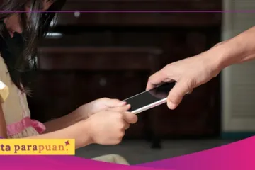Membatasi anak bermain media sosial.