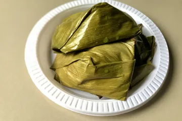 Makanan khas Indonesia yang disajikan saat perayaan Natal.