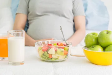 Makanan yang harus dihindari ibu hamil selama musim liburan.