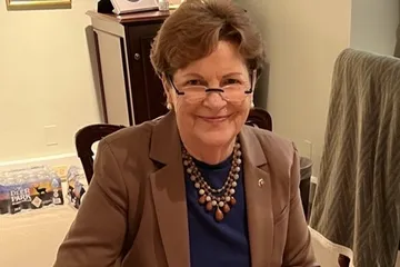 Kiprah Senator Jeanne Shaheen memperjuangkan kesetaraan.