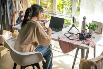 Berbagai ide side hustle untuk menambah penghasilan.