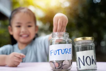 Mengajarkan anak cerdas finansial.