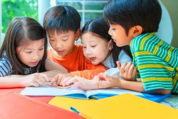 Belajar sambil bermain dalam mendukung pendidikan anak.