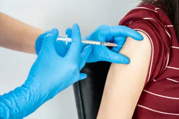 Pentingnya vaksin pneumonia pada anak dan orang dewasa menurut ahli.