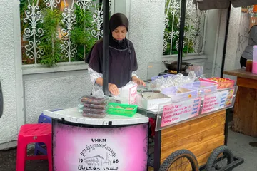 Menghitung keuntungan jualan takjil Ramadan.