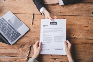 Ilustrasi CV dengan format ATS-friendly 