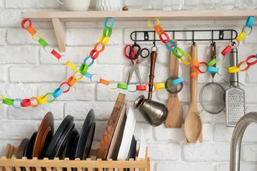 Ide menyimpan alat masak agar dapur bersih dan rapi.