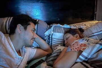 Bagikan Foto Pandangi Donna Agnesia Tidur, Darius Sinathrya Merasa ...