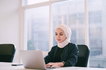 Banyak Dialami oleh Perempuan Karier, Apa itu Queen Bee Syndrome ...