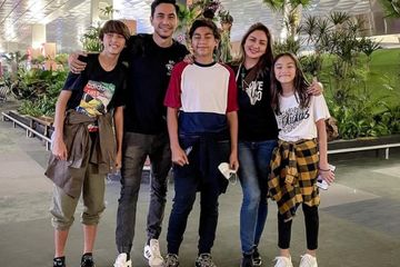 Dukung Anak, Donna Agnesia dan Darius Sinathrya Antar Lionel ...