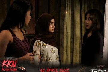 Review Film KKN di Desa Penari, di Dunia Gaib pun Nasib Perempuan ...