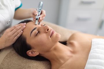 Dengan Teknologi Canggih, 5 Perawatan Anti Aging Ini Bisa Buat ...