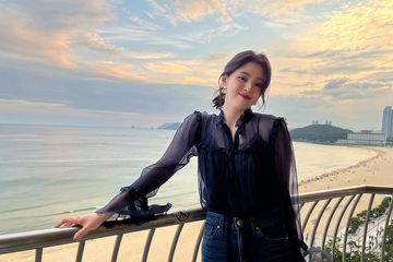 Pesona Han So Hee Pakai Sheer Dress di Acara Charlotte Tilbury ...