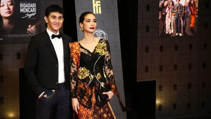 Marsha Timothy mengenakan kebaya hitam dengan selendang batik.