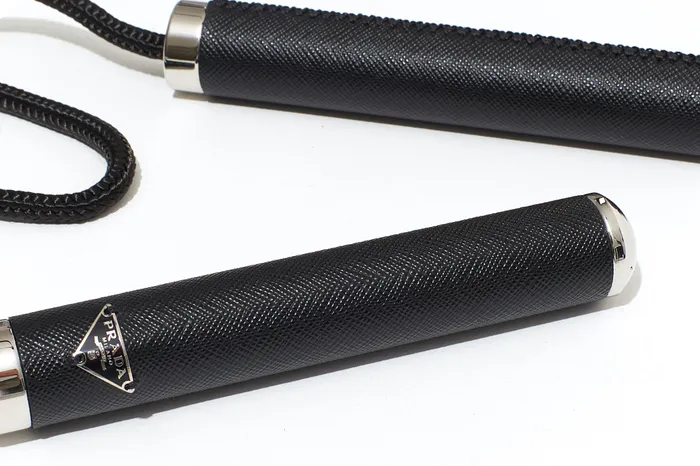 Prada Sports Gym Skipping Rope dengan pegangan kulit Saffiano yang lembut.