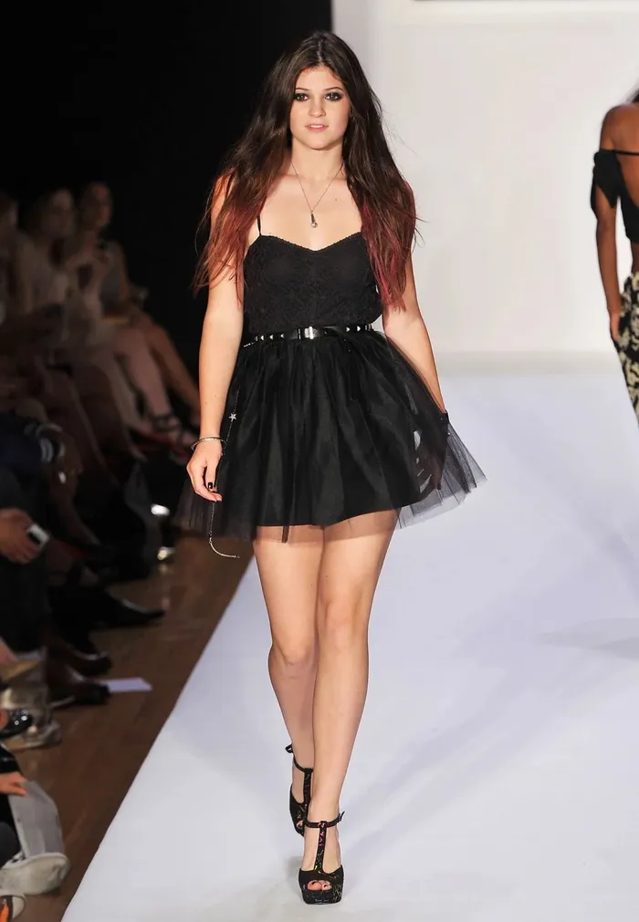 Gaya Kylie Jenner saat pertama kali debut di runway.
