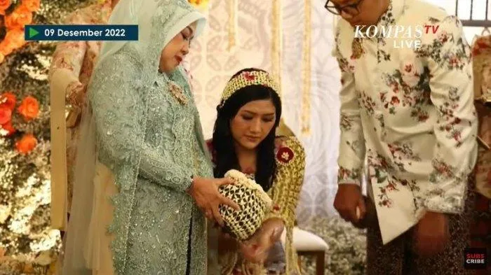 Momen siraman Erina Gudono.