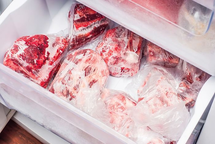 Menyimpan daging di bagian bawah lemari es