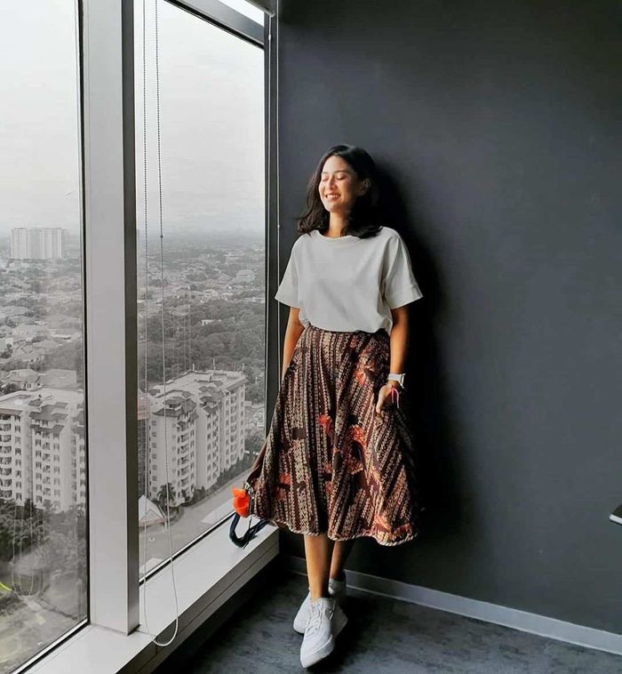 Tampil kasual dengan rok batik.