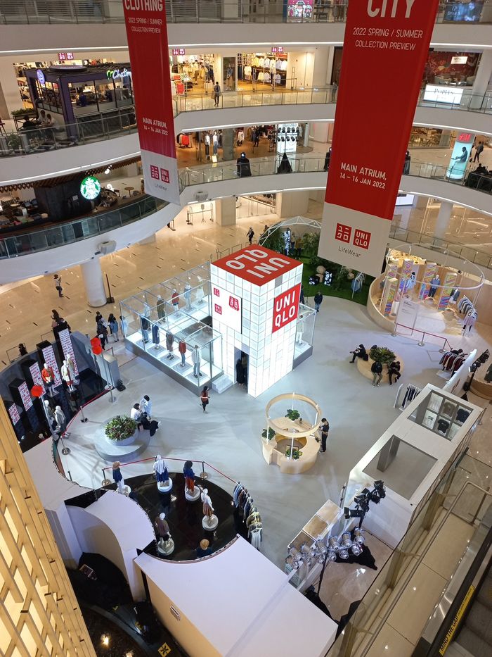 Instalasi pakaian terbesar UNIQLO CITY.