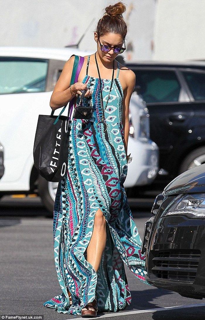 Gaya boho chic ala Vanessa Hudgens.