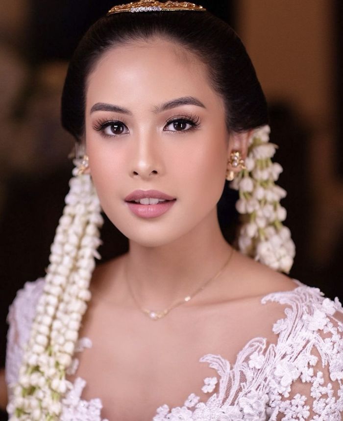 Detail makeup Maudy Ayunda saat menikah.