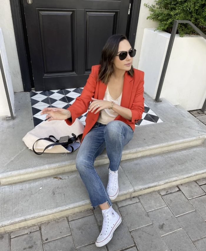 Gal Gadot's casual style inspiration.