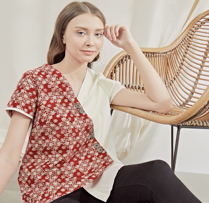 Nayara Blouse Batik Indi Merah.