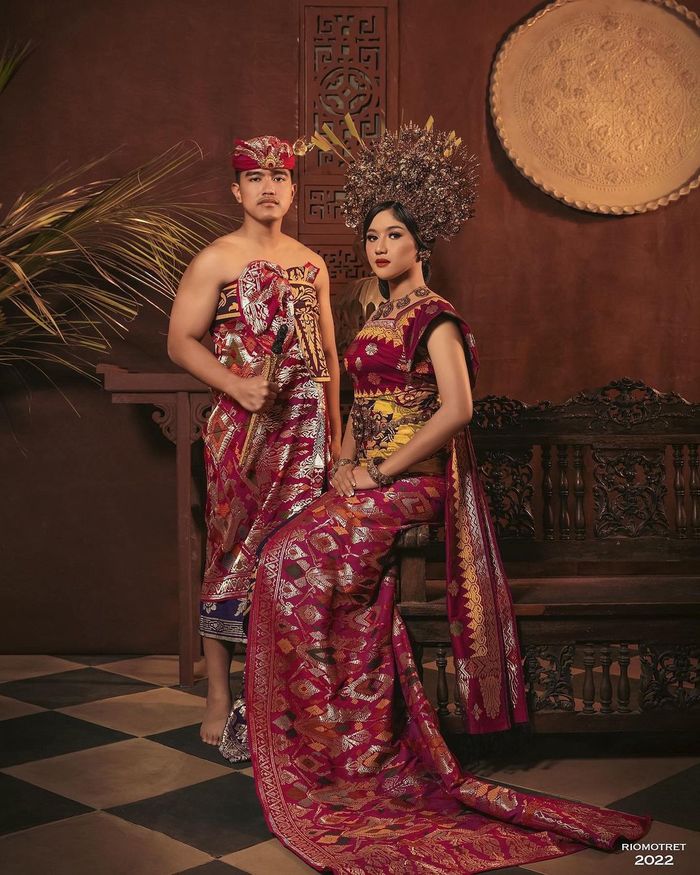 Penampilan Kaesang dan Erina dalam balutan busana adat Bali.