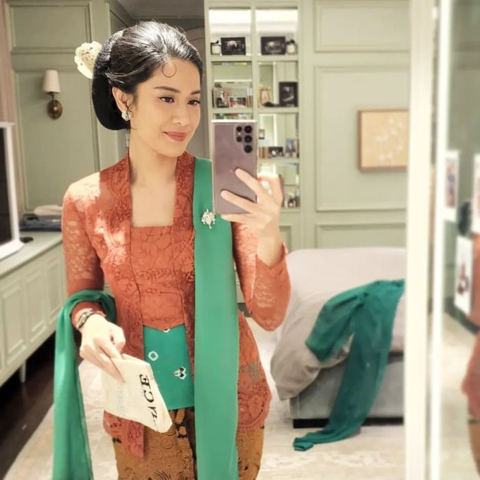 Elegan Dengan Pakaian Tradisional Ini Gaya Dian Sastro Pakai Kebaya Warna Warni Semua Halaman