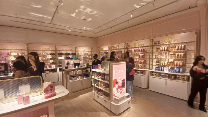 Toko terbaru Victoria Secret memiliki area yang menawarkan produk wewangian dan perawatan tubuh.