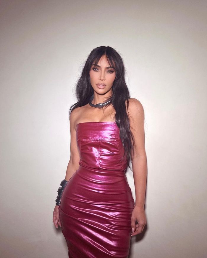 Gaya rambut terbaru Kim Kardashian dengan curtain bangs.