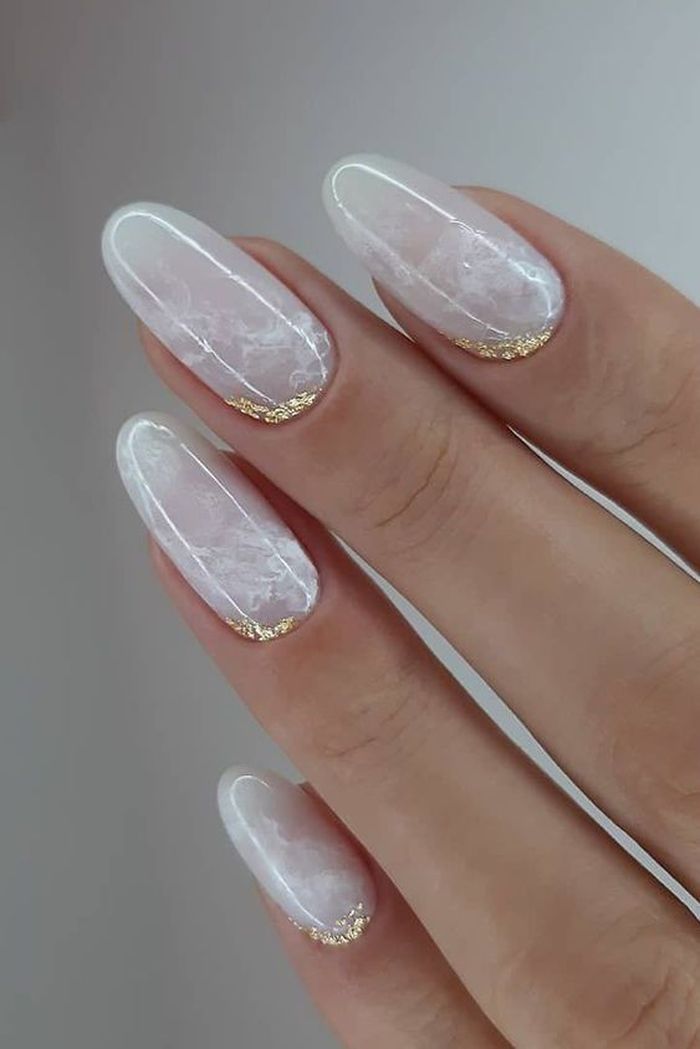 Inspirasi nail art serba putih.