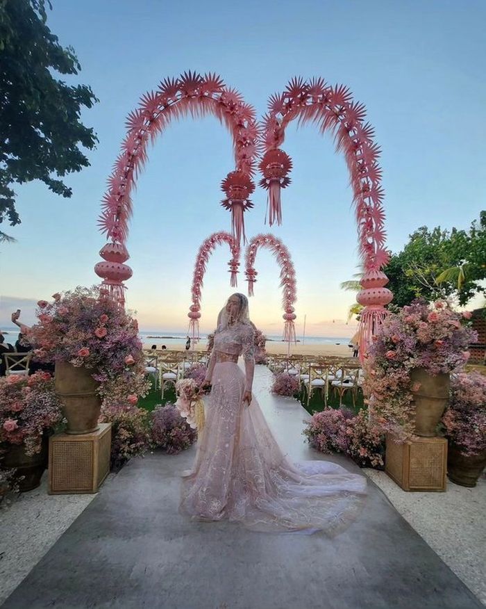 Penampilan Adinia Wirasti saat menikah