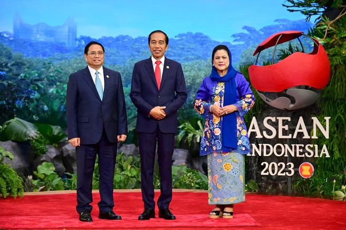 Gaya Ibu Negara RI Iriana Jokowi mendampingin Presiden RI Joko Widodo menyambut kehadiran para pemimpin ASEAN dan Asia Pasifik di KTT ASEAN 2023.