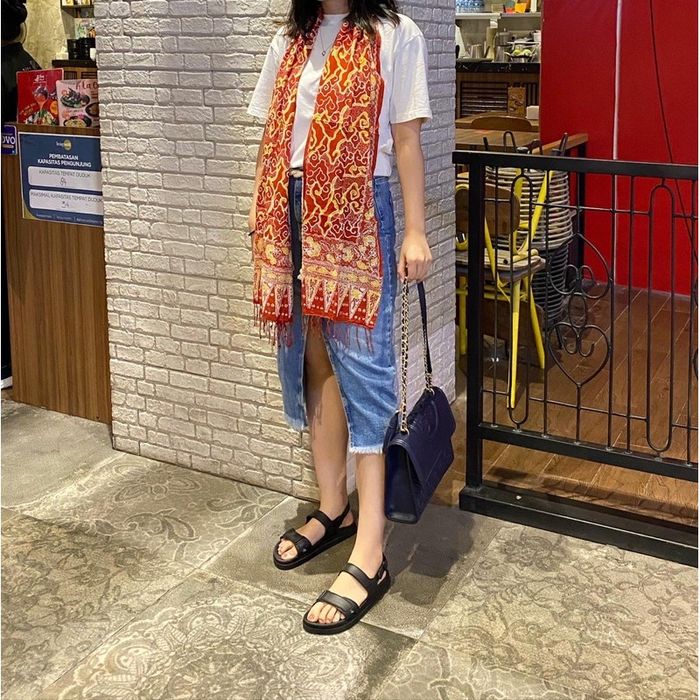 Lausboutique Syal Paris Cap Batik.
