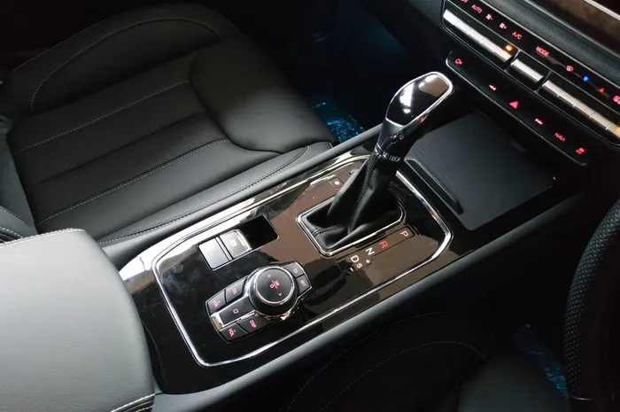 Ilustrasi posisi tuas mobil matik.