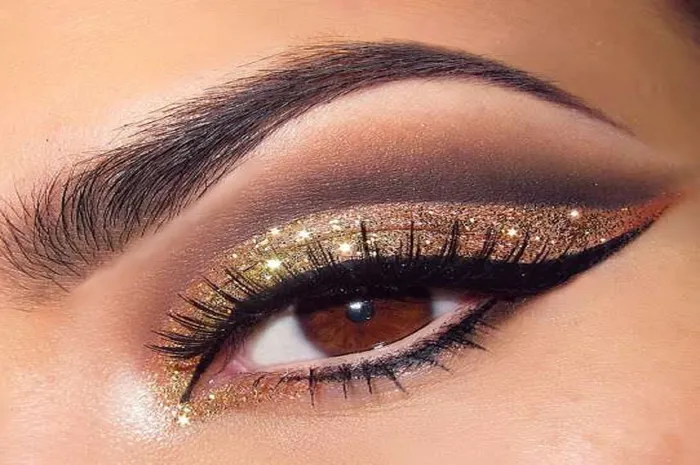 Hindari Eyeshadow Warna-warni dan 3 Riasan Mata Saat Wawancara Kerja Online 