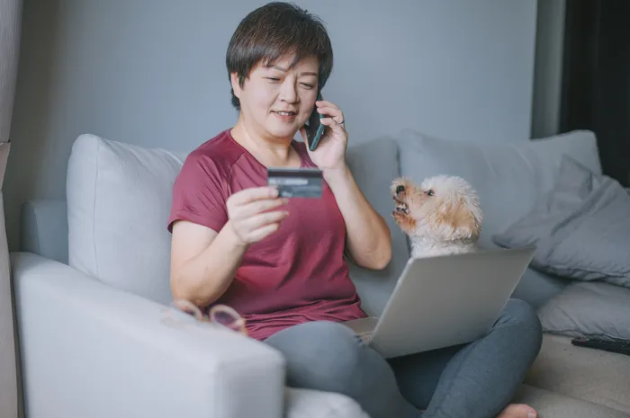 Tips agar perempuan tidak kecanduan belanja online.