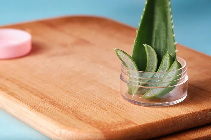 Bahan alami yang mudah ditemukan di Indonesia ini dapat merawat kesehatan rambut, salah satunya ada lidah buaya.