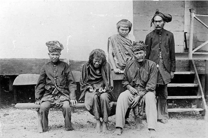 Cut Nyak Dhien (duduk) saat di pengasingan. 