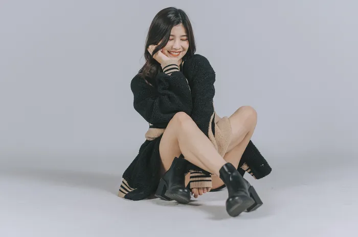 Sweater dress untuk tampil feminin di musim hujan