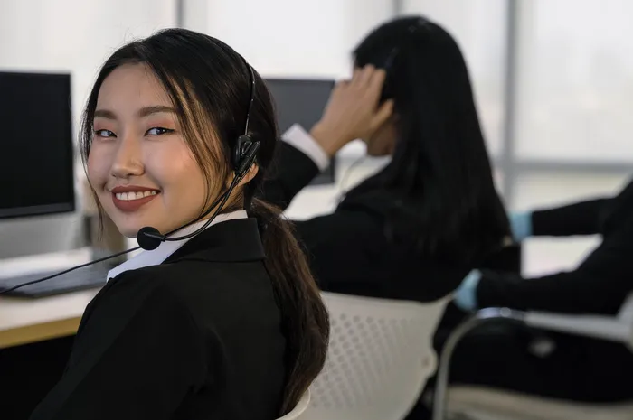 Perbedaan karyawan outsourcing dan karyawan kontrak.