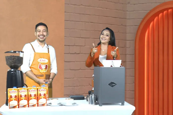 Robby Firlian tunjukkan cara membuat latte art dengan foaming milk