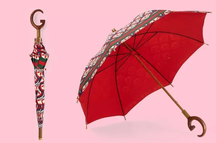 Payung yang tidak tahan air koleksi Gucci x adidas.